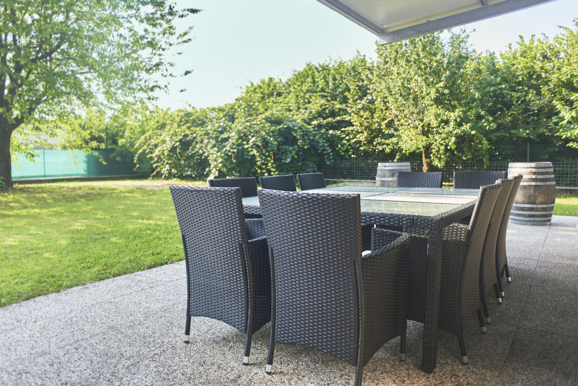 Giardino Fabbrica delle Idee - Coworking - Maniago con sedie e tavolo e botti di legno