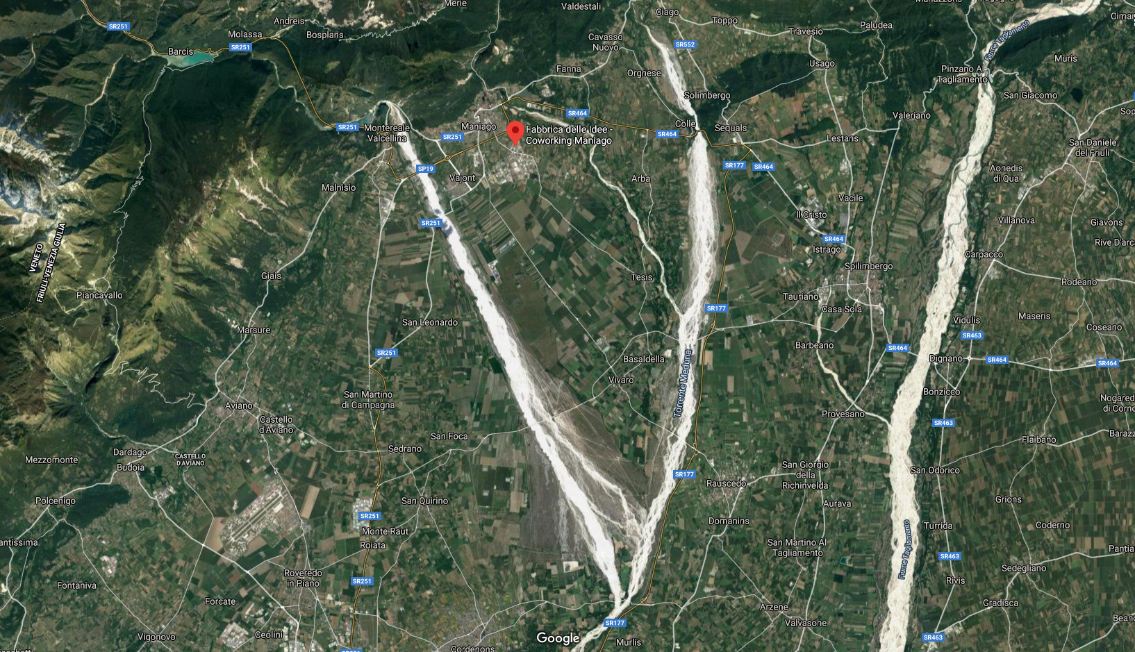 Mappa satellitare della posizione della Fabbrica delle Idee Maniago in mezzo ai torrenti Cellina e Colvera e con il fiume Tagliamento sulla destra